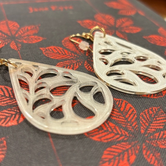 Tear drop‎ lazer cut white resin with clear coat finish earrings - Picture 5 of 9